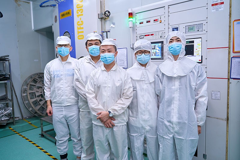 EMC易倍滤光片加工车间合影 EMC易倍滤光片加工车间合影