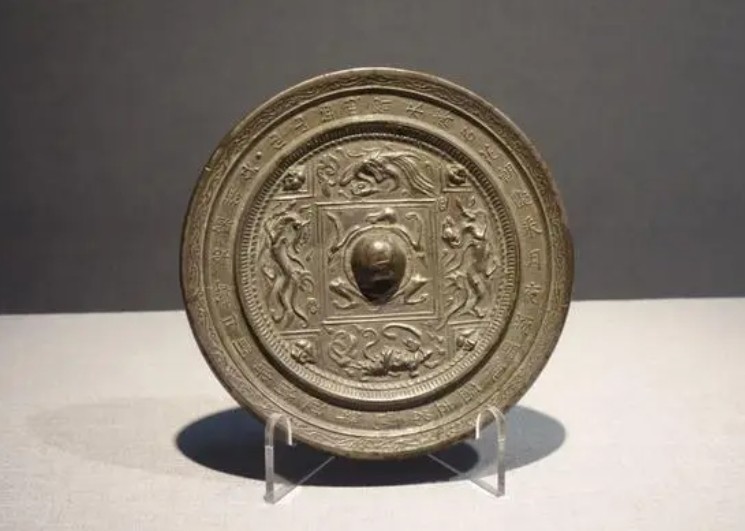天津博物馆展古铜镜