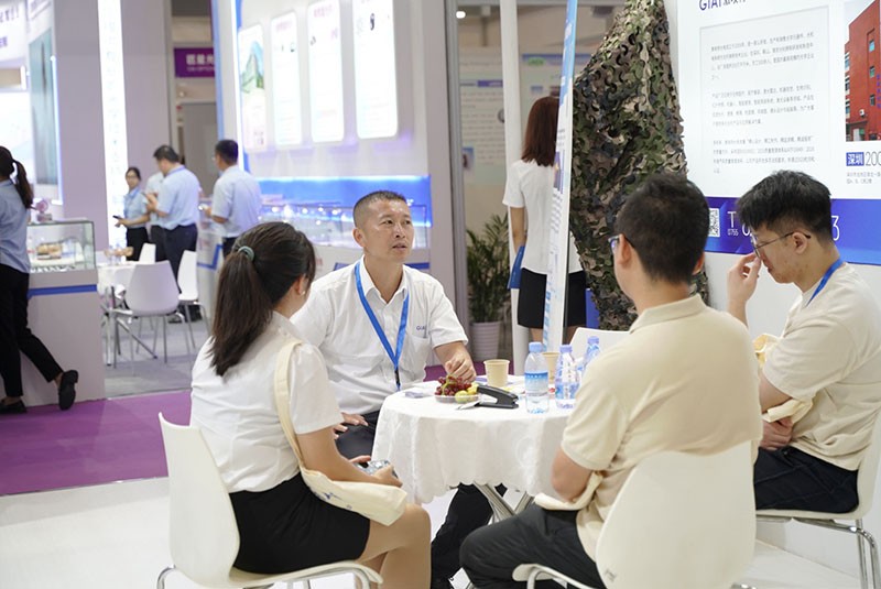 EMC易倍工作人员现场与客户交流摄像图 EMC易倍工作人员现场与客户交流摄像图