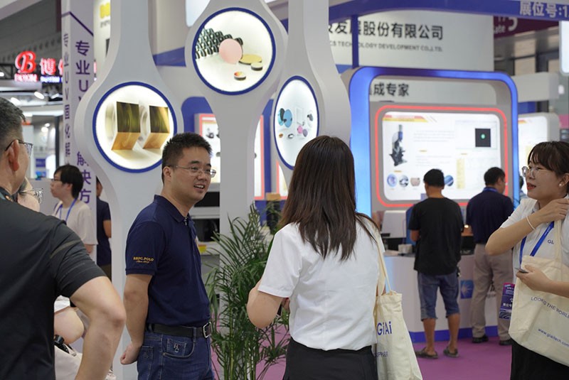 EMC易倍工作人员与现场参观者探讨产品图3 EMC易倍工作人员与现场参观者探讨产品图3