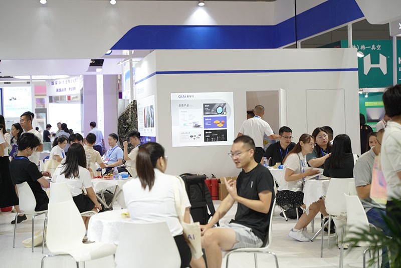 EMC易倍工作人员与现场参观者探讨产品图4 EMC易倍工作人员与现场参观者探讨产品图4