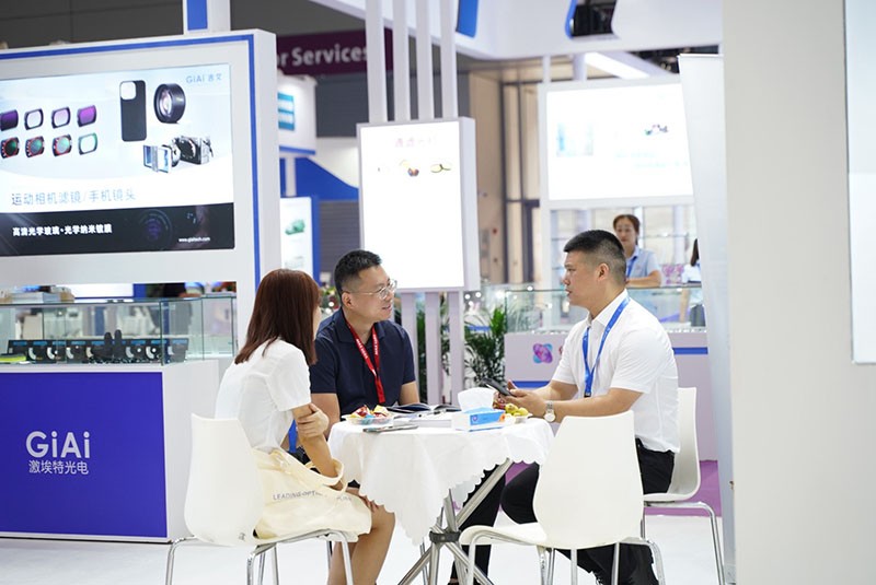 EMC易倍2024中国国际光博会展会交流摄图