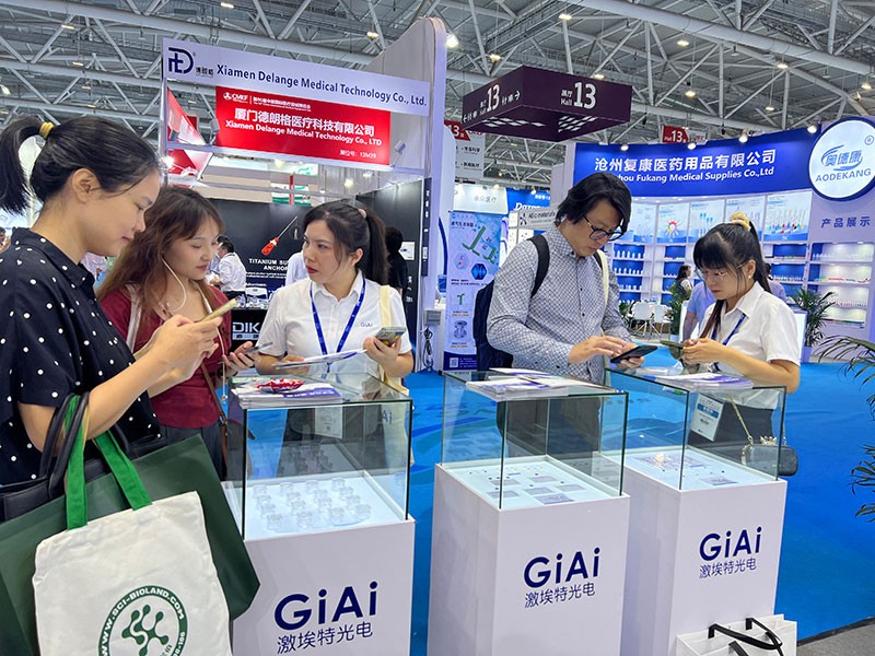 EMC易倍工作人员与客户现场交流互动1