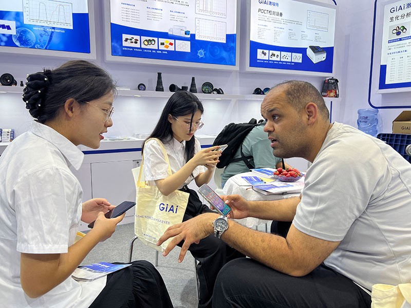 EMC易倍工作人员与客户现场交流互动2