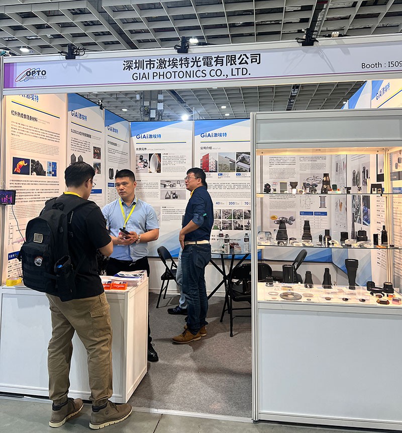 EMC易倍工作人员现场为客户答疑解惑