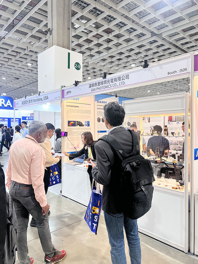 EMC易倍展会上红外镜头吸引国外友人参观