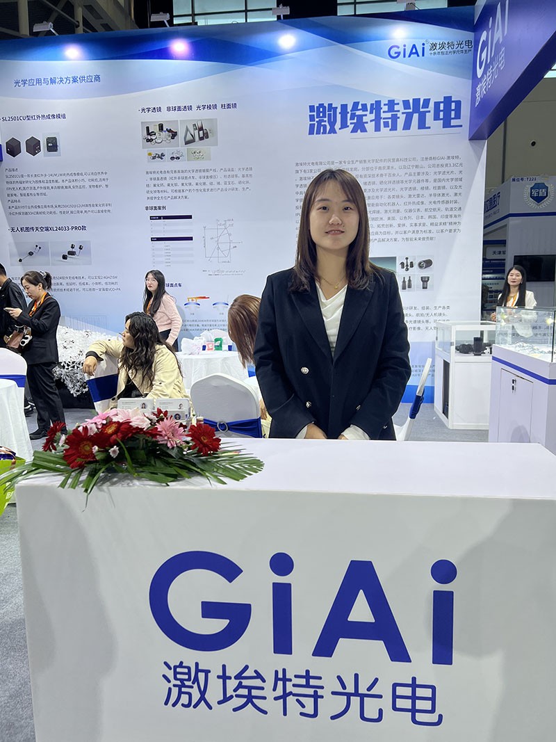 EMC易倍展会工作人员前台摄图