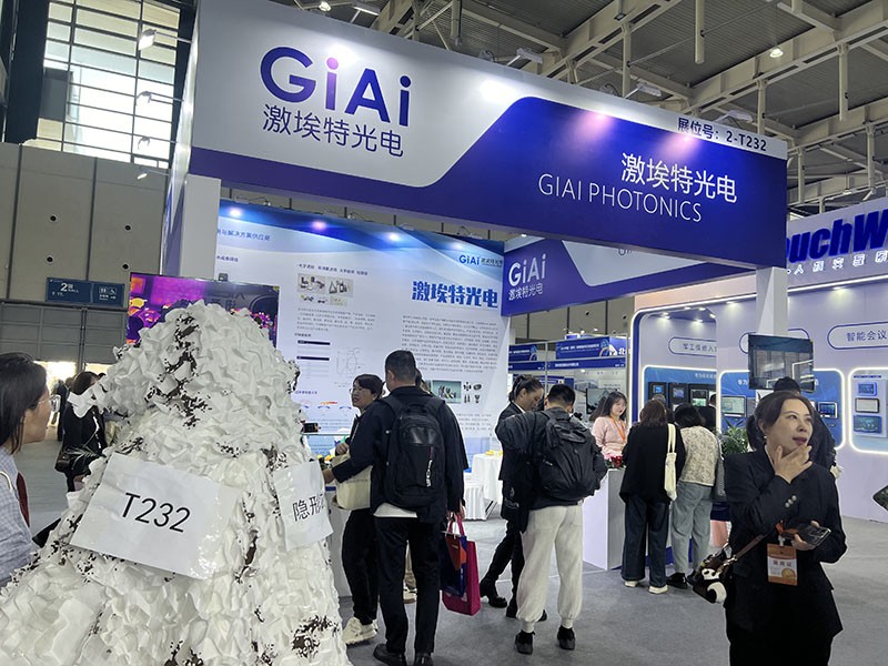 EMC易倍展会参观者拍摄图