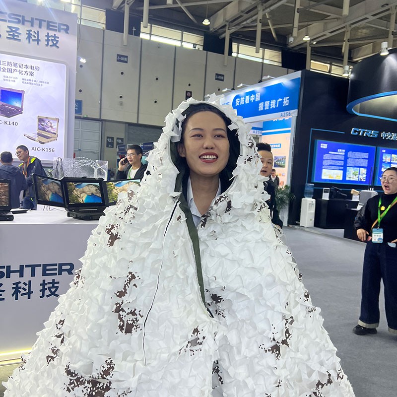 EMC易倍工作人员身披红外隐形衣正面图