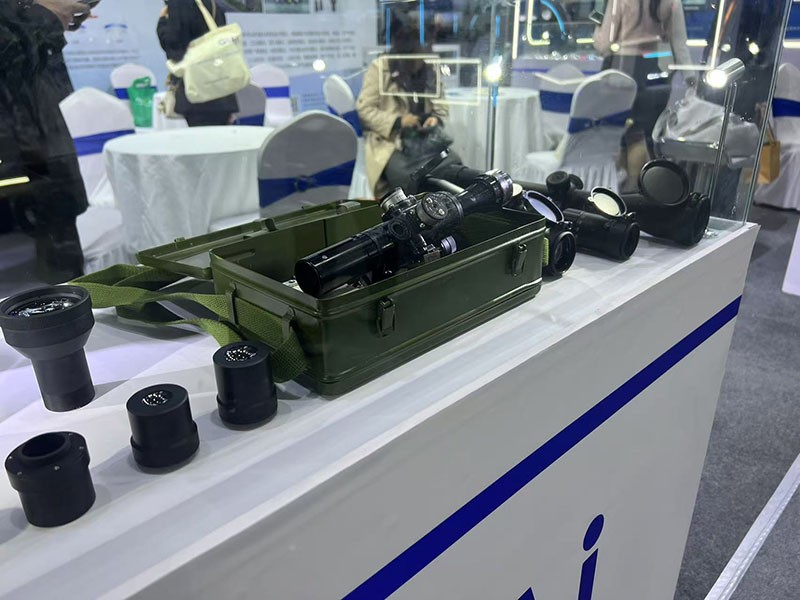 EMC易倍红外枪瞄镜头展柜区