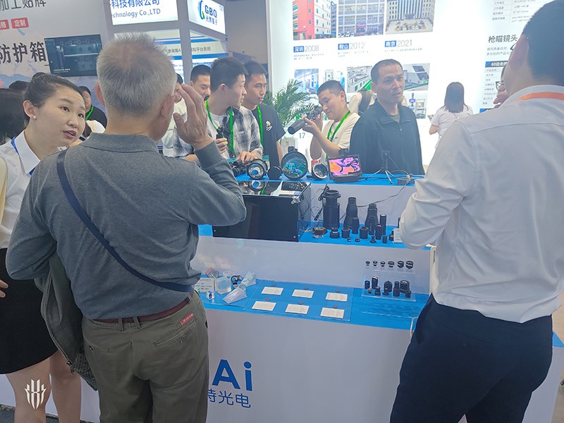 EMC易倍工作人员为现场人员讲解