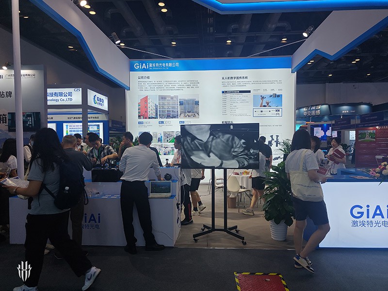 EMC易倍展区客户正在参观展品