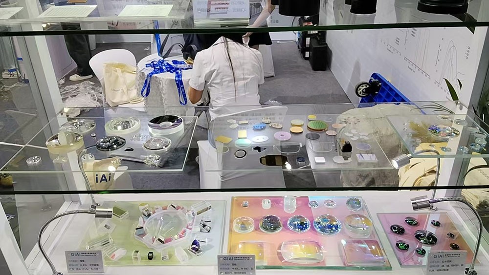 EMC易倍展区透镜棱镜展品